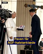 ✝ 'De hviie' velsignet af paven ✝Onsdag fik Pave Leo et AGF-halstørklæde af Socialdemokratiet...webp