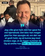 ✝ 'De hviie' velsignet af paven ✝Onsdag fik Pave Leo et AGF-halstørklæde af Socialdemokratiet...webp